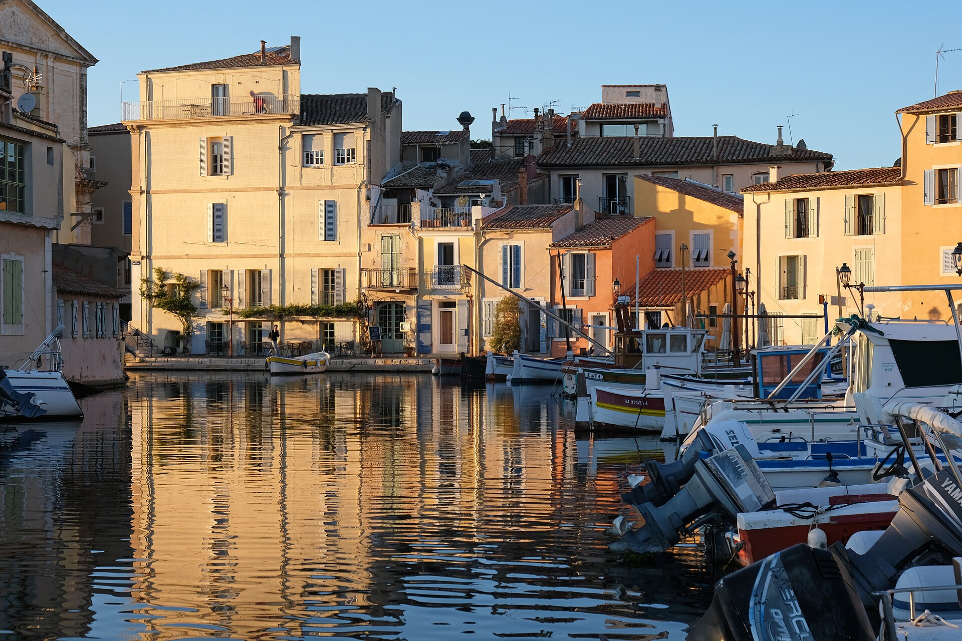 Les maisons colorées et les barquettes du canal de Martigues au lever du jour