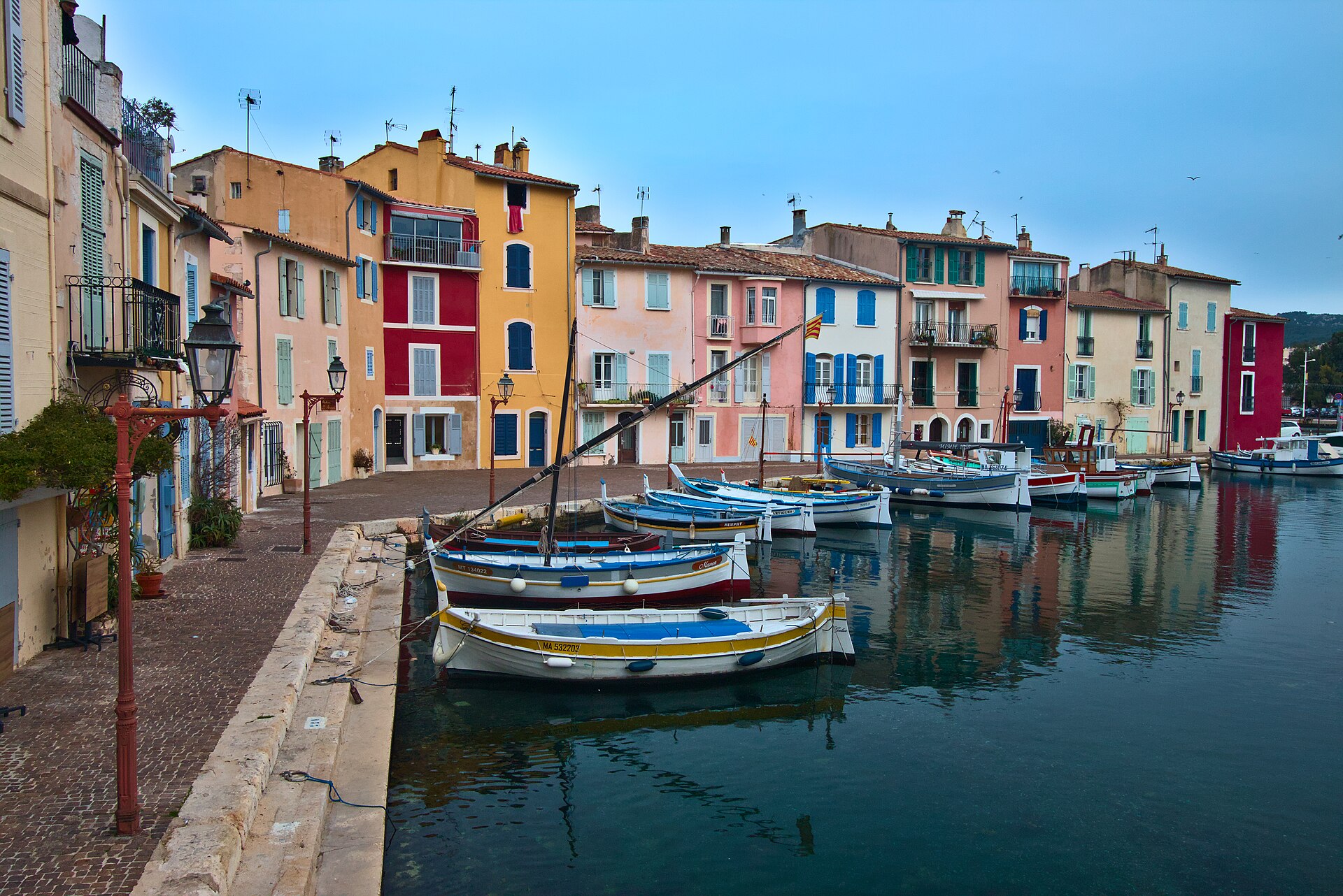 Le Miroir aux Oiseaux et les façades colorées du quartier de l'île à Martigues